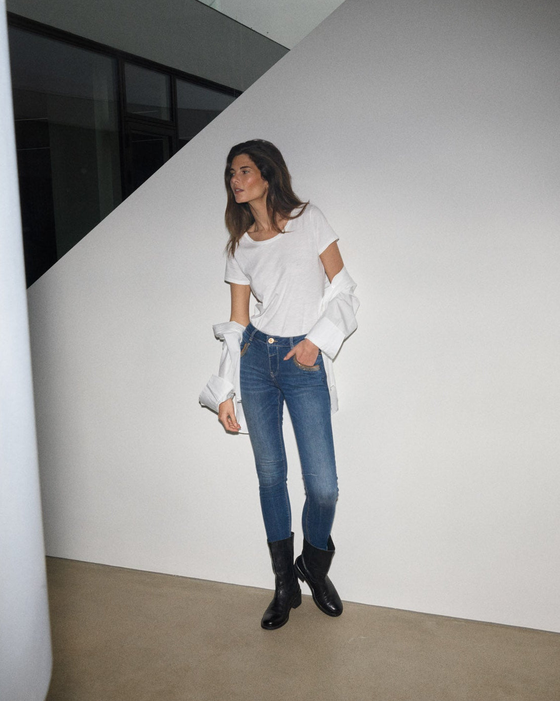Modelshot / White / Detail